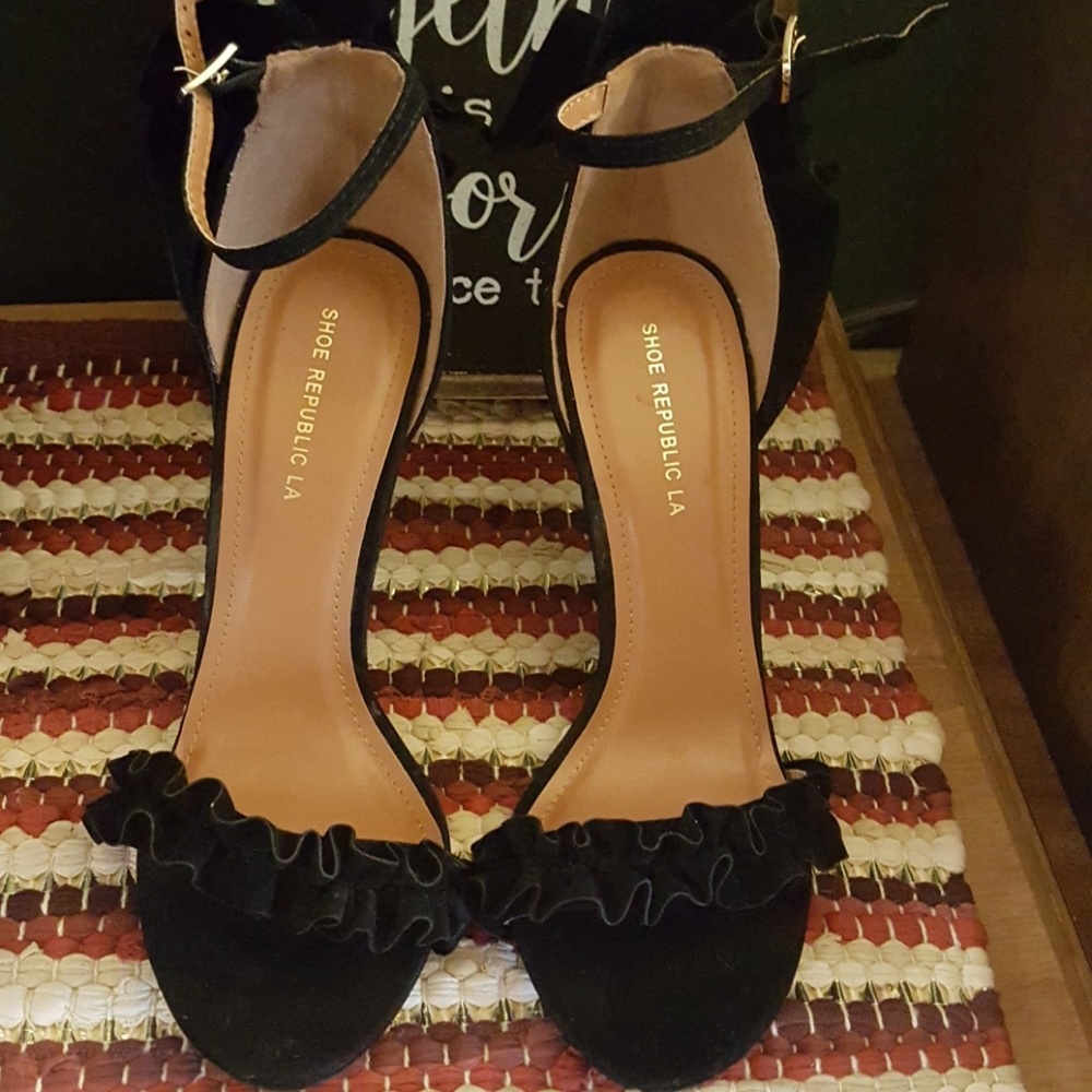 *EUC* Black velvet ankle strap stilettos